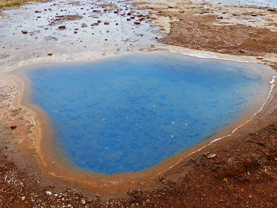Die tiefblaue Färbung der Quelle Blesi hängt mit den verschiedenen Mineralien und der Temperatur des Wassers  zusammen