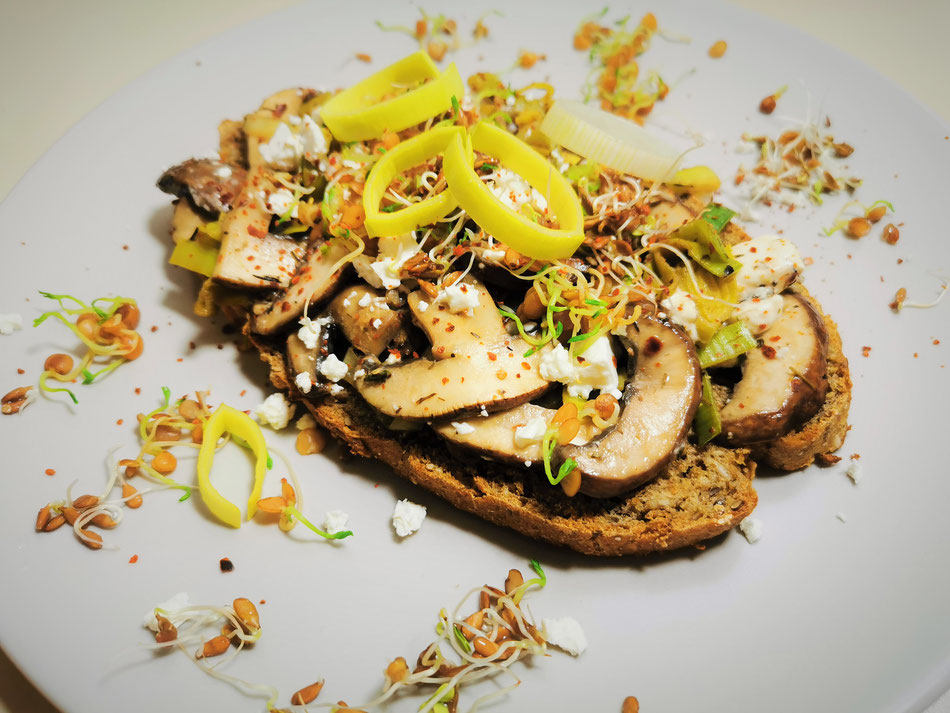 Gebratene Champignons mit Feta auf knusprigen Vollkornbrot - Veatality ...