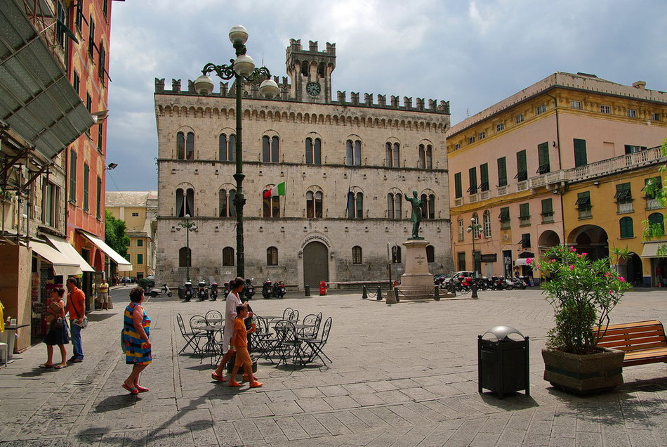 Chiavari, Marktplatz mit Justizpalast