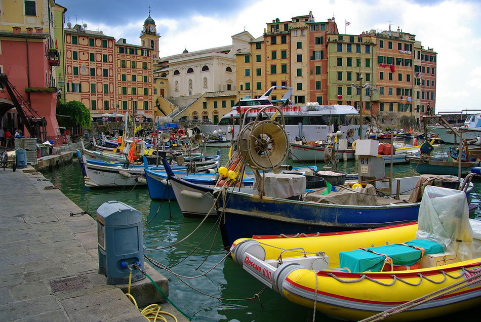 Camogli, Hafen mit Häuserzeile und Aufgang zur Basilika