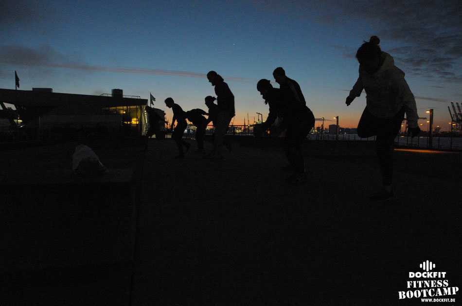 Sandsack triathlon stadtpark dockfit altona fitness Personal-Trainer bootcamp hamburg training fitnessexperten hamburg dockland battle ropes outdoor training Burpees overhead  2017 abnehmen Gewichtsreduktion outdoor Montag Mittwoch Altonaer-Balkon Sixpac