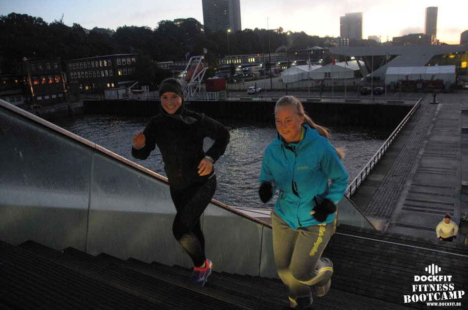 Sandsack triathlon stadtpark dockfit altona fitness Personal-Trainer bootcamp hamburg training fitnessexperten hamburg dockland battle ropes outdoor training Burpees overhead  2017 abnehmen Gewichtsreduktion outdoor Montag Mittwoch Altonaer-Balkon Sixpac