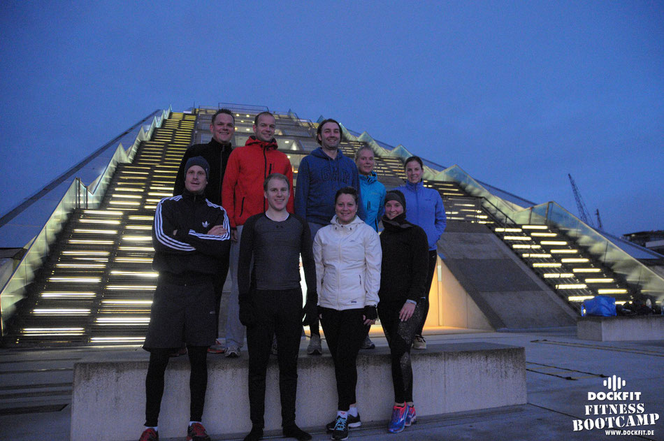 Sandsack triathlon stadtpark dockfit altona fitness Personal-Trainer bootcamp hamburg training fitnessexperten hamburg dockland battle ropes outdoor training Burpees overhead  2017 abnehmen Gewichtsreduktion outdoor Montag Mittwoch Altonaer-Balkon Sixpac