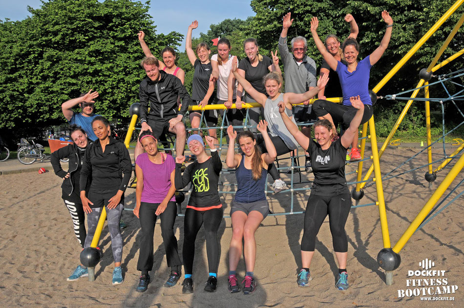 Pfingsten triathlon stadtpark dockfit altona fitness Personal-Trainer bootcamp hamburg training fitnessexperten hamburg dockland battle ropes outdoor training Burpees overhead  2017 abnehmen Gewichtsreduktion outdoor Montag Mittwoch Altonaer-Balkon Sixpac