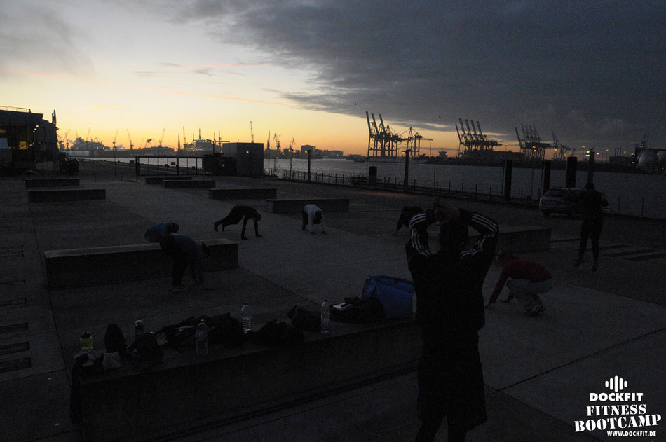Sandsack triathlon stadtpark dockfit altona fitness Personal-Trainer bootcamp hamburg training fitnessexperten hamburg dockland battle ropes outdoor training Burpees overhead  2017 abnehmen Gewichtsreduktion outdoor Montag Mittwoch Altonaer-Balkon Sixpac