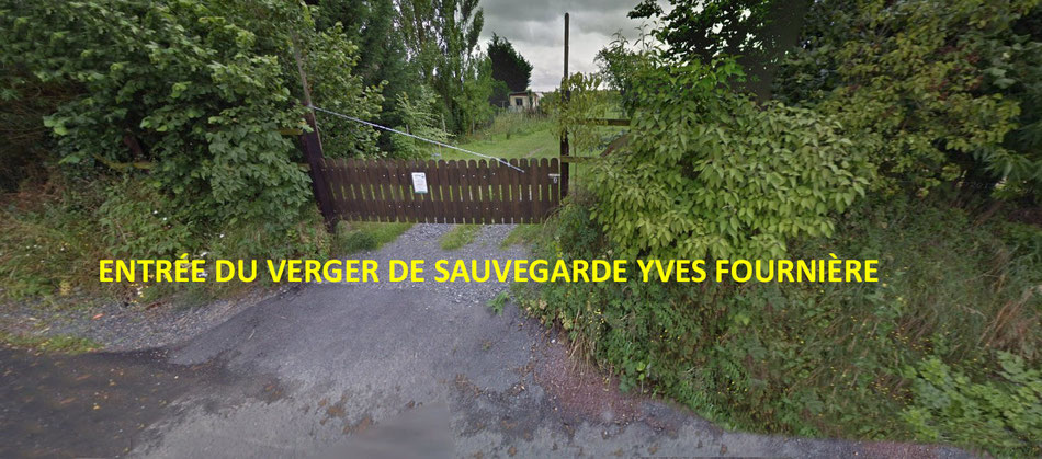 300 mètres après l'église l'entrée se trouve à gauche