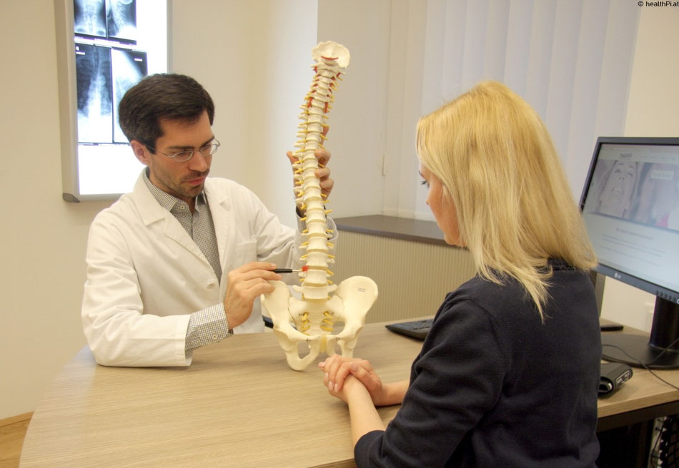 Unser medizinisches Zentrum behandelt Bandscheibenvorfälle (Discusprolaps), Wirbelgleiten (Listhese), Skoliose und Arthrose mit modernsten Methoden – von konservativen Ansätzen bis zu innovativen Therapien wie SPINEMED®-Dekompression oder Physiotherapie 