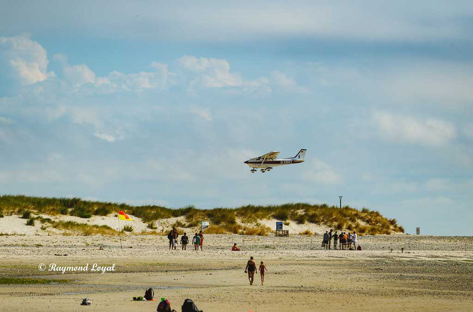Plane approaching the small airport at the dune.