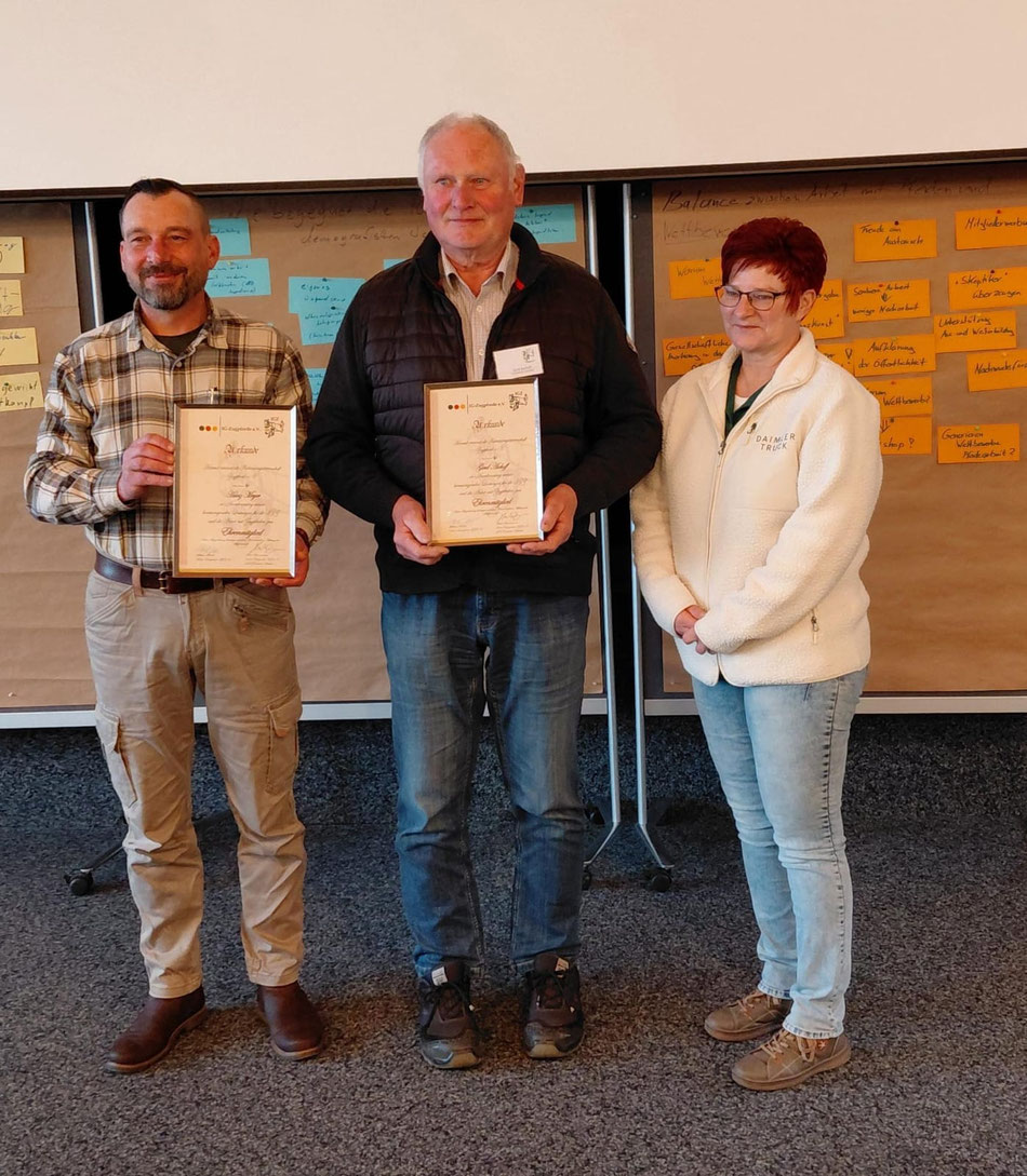Ehrung für besonderes Engagement - Ernennung zu Ehrenmitgliedern: Gerd Aschoff (mitte) und Heinz Meyer (er konnte leider an dem Treffen nicht teilnehmen und die Ehrung persönlich entgegen nehmen) / Foto: Manuela Zimmermann