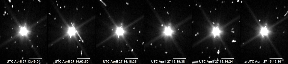 Sechs Hubble-Aufnahmen vom 27. April 2015. Sie zeigen jeweils Makemake (mitte) mit seinem Mond S/2015 (136472) 1 (oben).