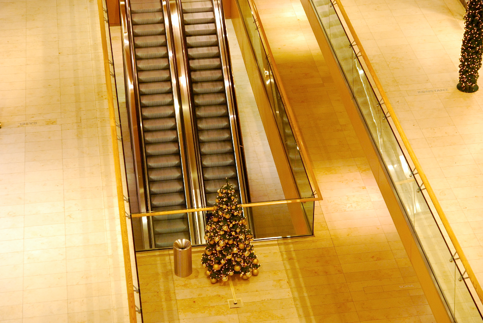 Weihnachten in der Europapassage mit menschenleerer Rolltreppe und Weihnachtsbaum in Hamburg.