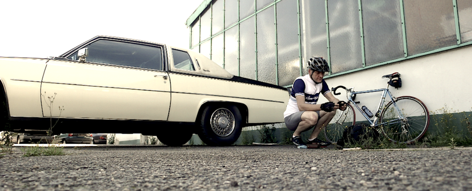 Alte Kfz-Werkstatt auf der Strecke zwischen Hamburg und Grömitz. Pause beim Cadillac. Das Rennrad und der Ami-Schlitten mit tollen Vinyldach sind aus fast dem gleichen Jahr