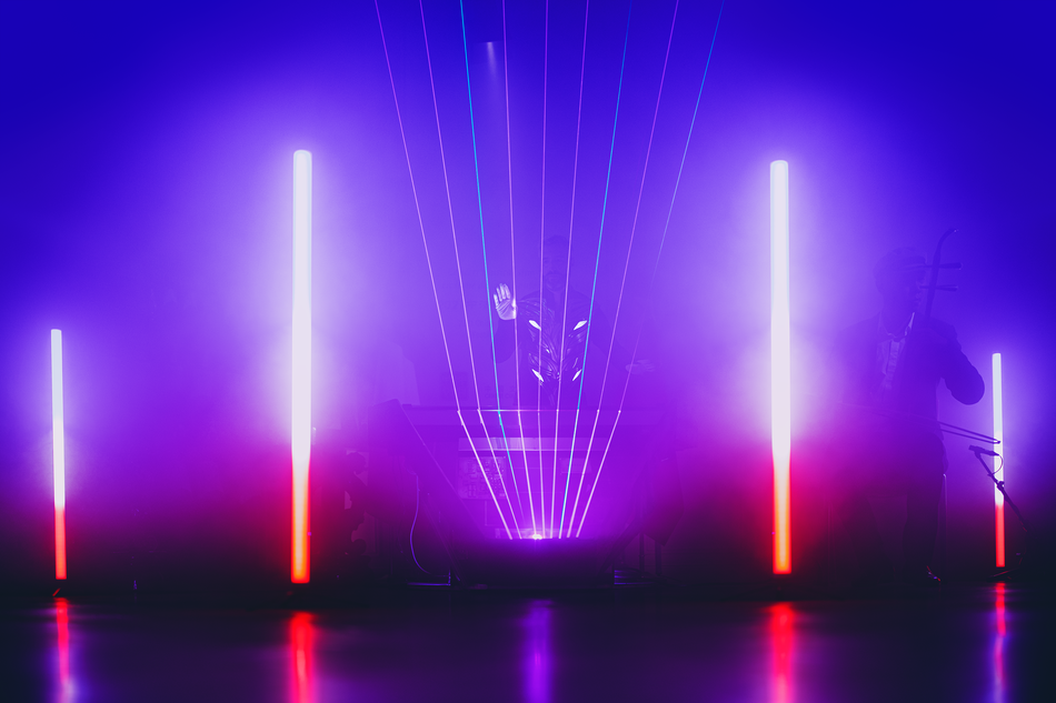 Laser Harp performer, composer, pianist. Show Harpe Laser, compositeur, pianiste.