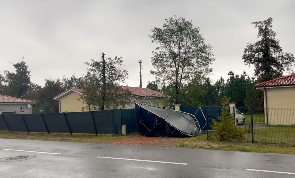 À Saugnac-et-Muret, ce trampoline est venu s'empaler sur une clôture endommagée./Photo LB