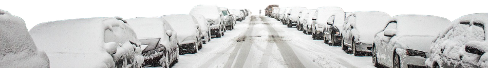 verschneite Straße und Autos am Fahrbahnrand