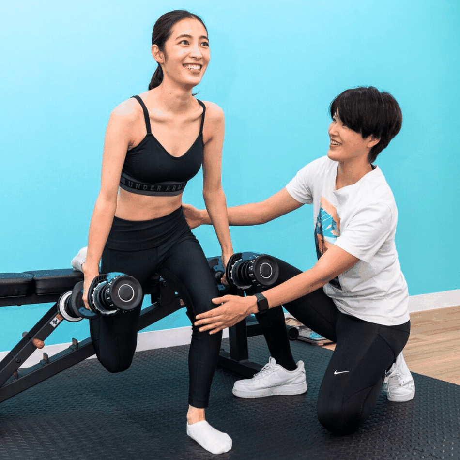 ダイエット指導中の女性パーソナルトレーナーHAKU