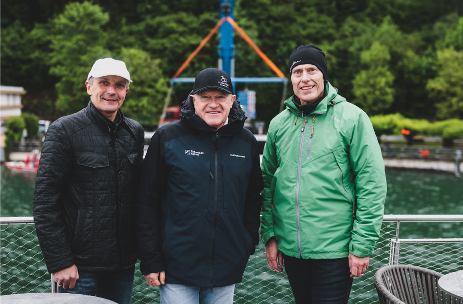 Herbert Kreiseder, MBA (Prokurist Schmittenhöhebahn AG), Dr. Erich Egger (Vorstand Schmitten-höhebahn AG) & Ing. Hannes Mayer (Prokurist Schmittenhöhebahn AG) freuen sich über die Ankunft des Elektroschiffs.