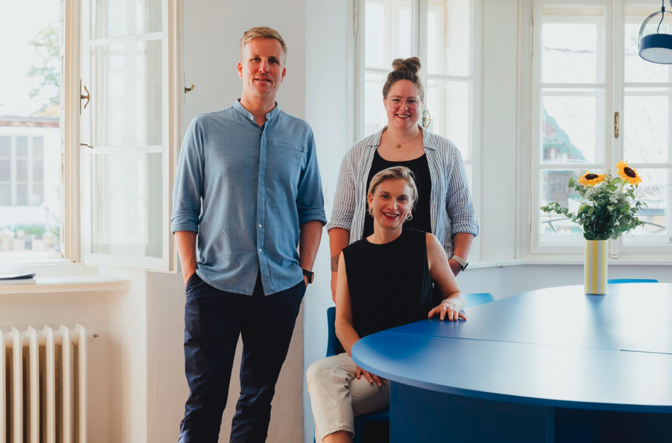 Seppi Sigl (Eigentümer), Sophie Oder (Leitung Tourismus) und (sitzend) Sophie Leitner (Business Development) bei der Eröffnung im neuen "Büro Obertrum".