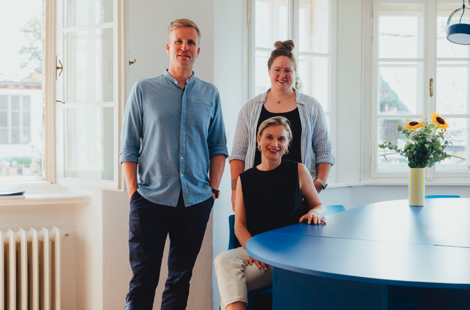 Seppi Sigl (Eigentümer), Sophie Oder (Leitung Tourismus) und (sitzend) Sophie Leitner (Business Development) bei der Eröffnung im neuen "Büro Obertrum". 