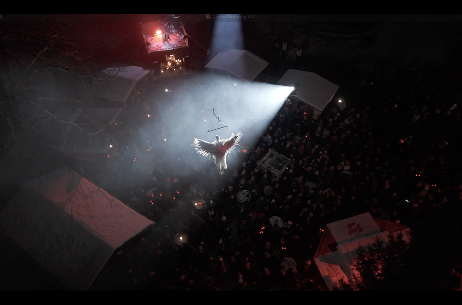 Engelsfigur über der Bühne der Krampusshow „Diabolus in Carne“ in Großgmain – zwischen Himmel und Hölle inszeniert.