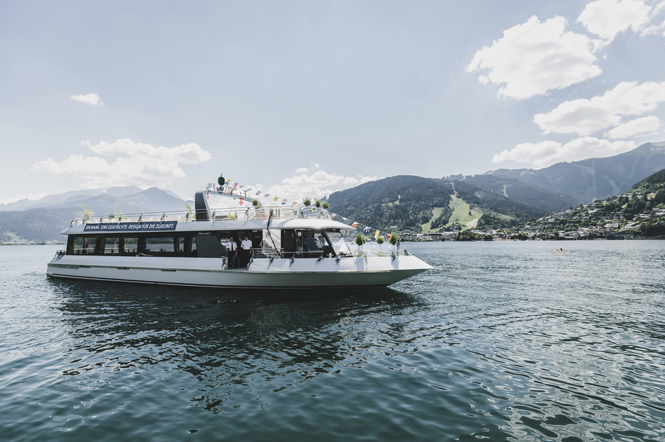 Das neue Elektroschiff fährt über den Zeller See.