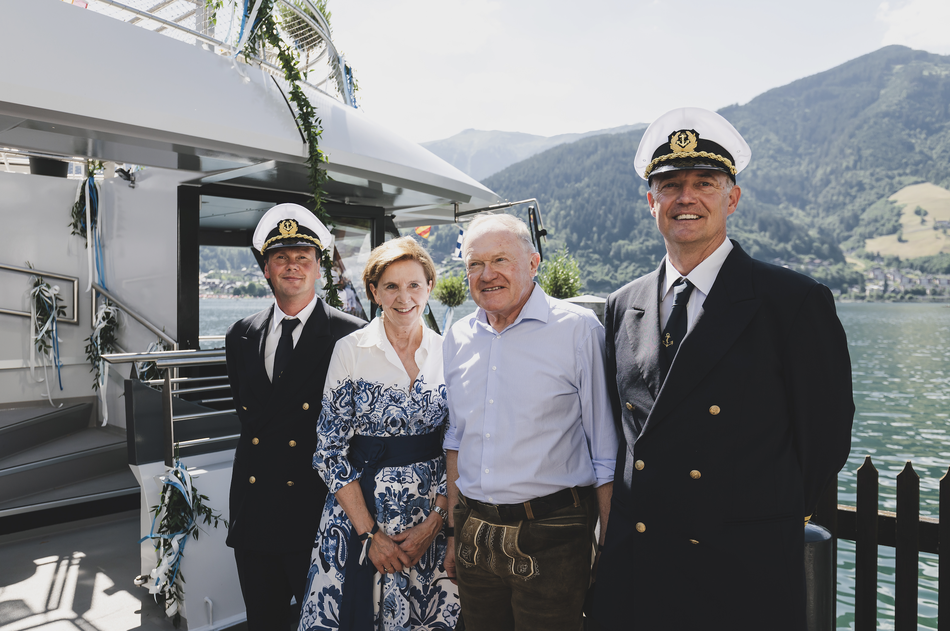 Die zwei Kapitäne Norbert Mayr und Fritz Gassner stehen gemeinsam mit Dr. Erich Egger und Dr. Brigitta Pallauf vor dem Elektroschiff.