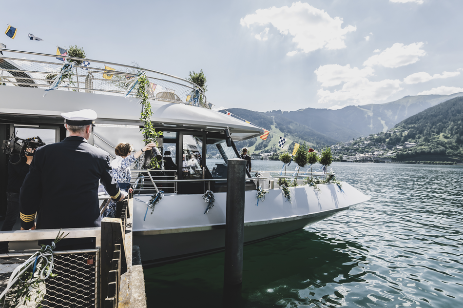 Das Elektroschiff wird von der Schiffspatin Landtagspräsidentin Dr. Brigitta Pallauf getauft.