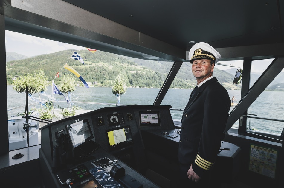 Kapitän Norbert Mayr am Steuer des Elektroschiffes.