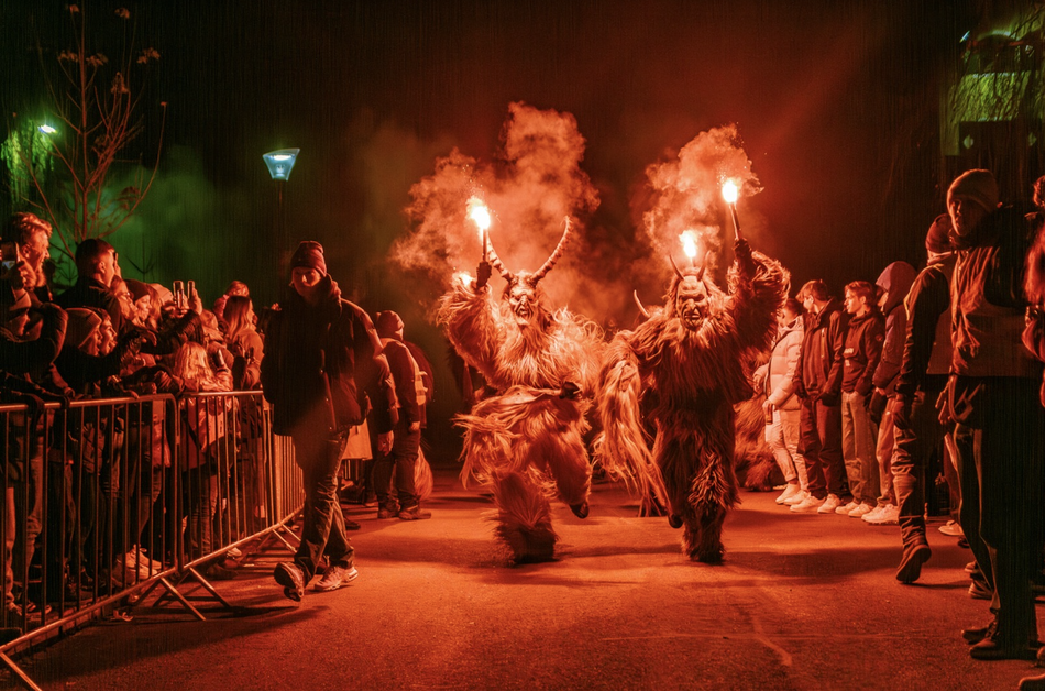 Krampusläufer mit Fackeln bei der mystischen Show „Diabolus in Carne“ beim Latschenwirt in Großgmain.