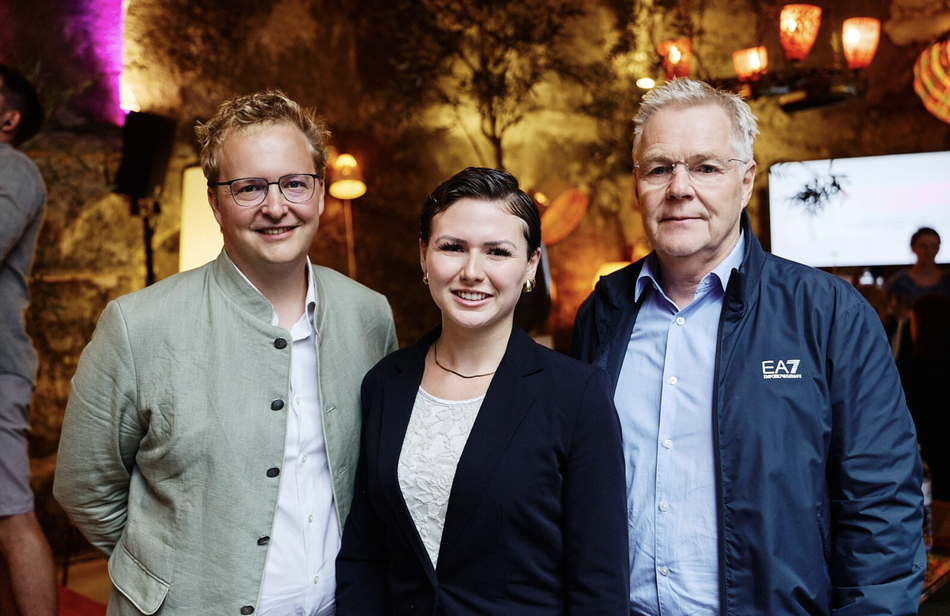 OA Dr. Matthias Vavrovsky MBA und Prim. Univ.-Prof. Dir. Dr. Friedrich Hoppichler (Krankenhaus der Barmherzigen Brüder) mit der Betroffenen Sabrina Mayer (Mitte)