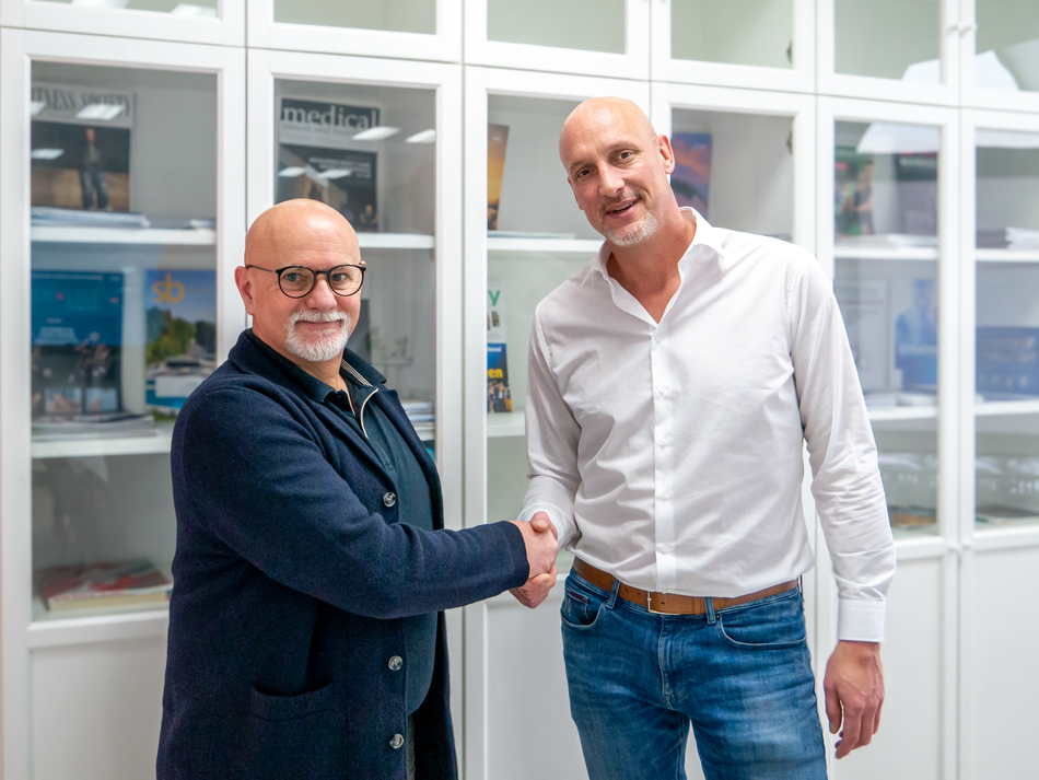 Bild v. links: Thomas Hoffmann(CEO MINDZMOVE) und Marcus Melching(CEO PHYSIOMED GROUP) am Vertriebsmeeting am 18.01.2024 in Pirmasens.