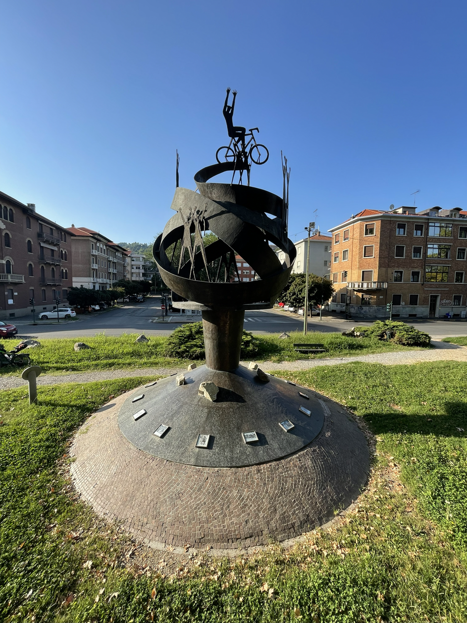 Fausto schaut runter. Der AUDAX Papi schaut hoch. Toni sucht WLAN.