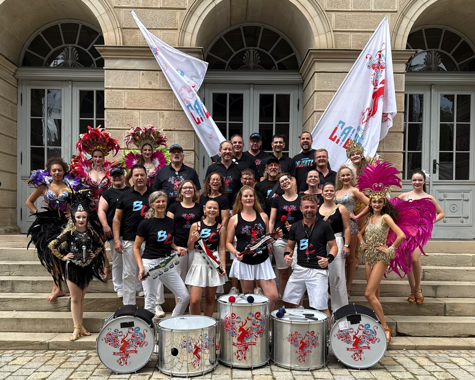 Gruppenfoto Offiziell Bateria Caliente Sambapercussion und -tanz 2019