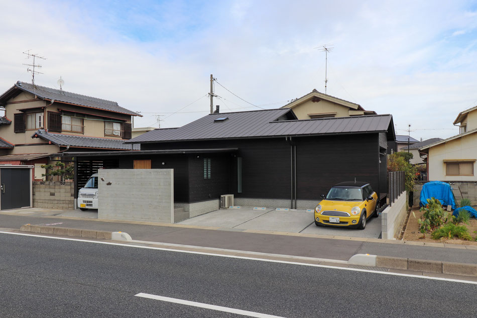 交通量の多い道路側に対しては開口部を絞り、閉鎖的な立面としている。