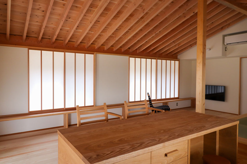東京のマンションで暮らす建て主がたまに訪れる別荘として、木のぬくもりを多用した内部仕上げとした。