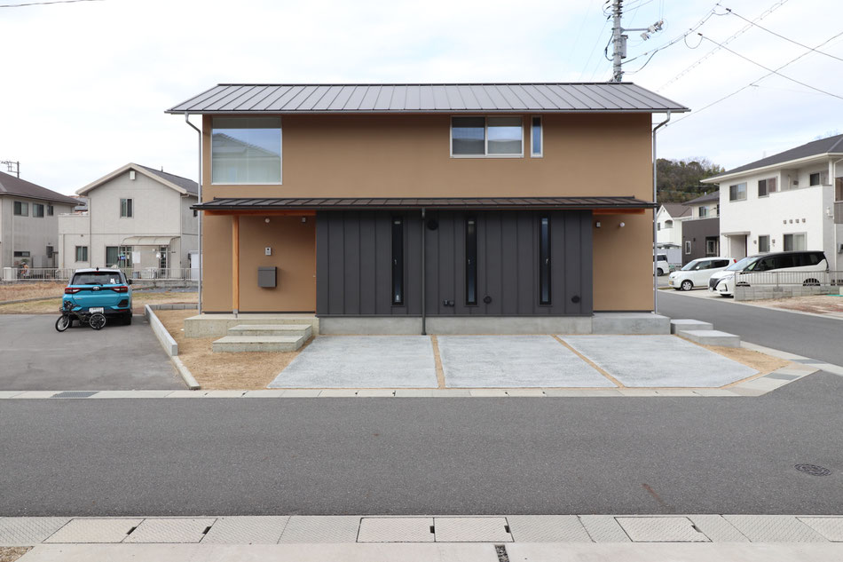 東側外観。新しく開発された住宅地で北と東に接道し、南側は計画道路予定地で、開放的な敷地となっている。