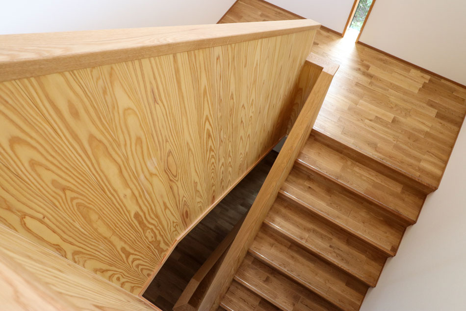 1階から木板張りの腰壁が3階まで連続している。