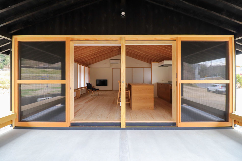 内外を一体的に使えるよう、大型の木製建具を2台設置。玄関用途も兼ねるので、引戸に取り付けるシリンダーを建物側に取り付ける工夫も。