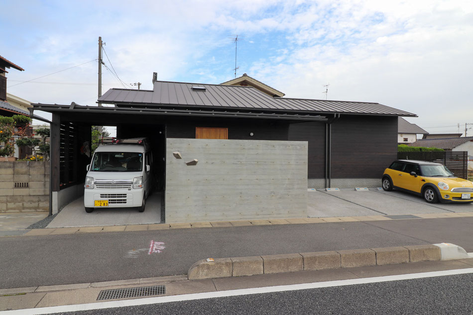 玄関前のコンクリート塀には、建て主友人の芸術家によるアルミ製の多面体の表札を設置。