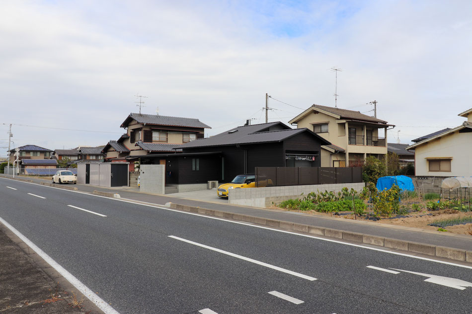 水島の工業地帯に繋がる上下4車線の国道に面した敷地。スピードに乗った大型車がかなりの頻度で走り抜ける。