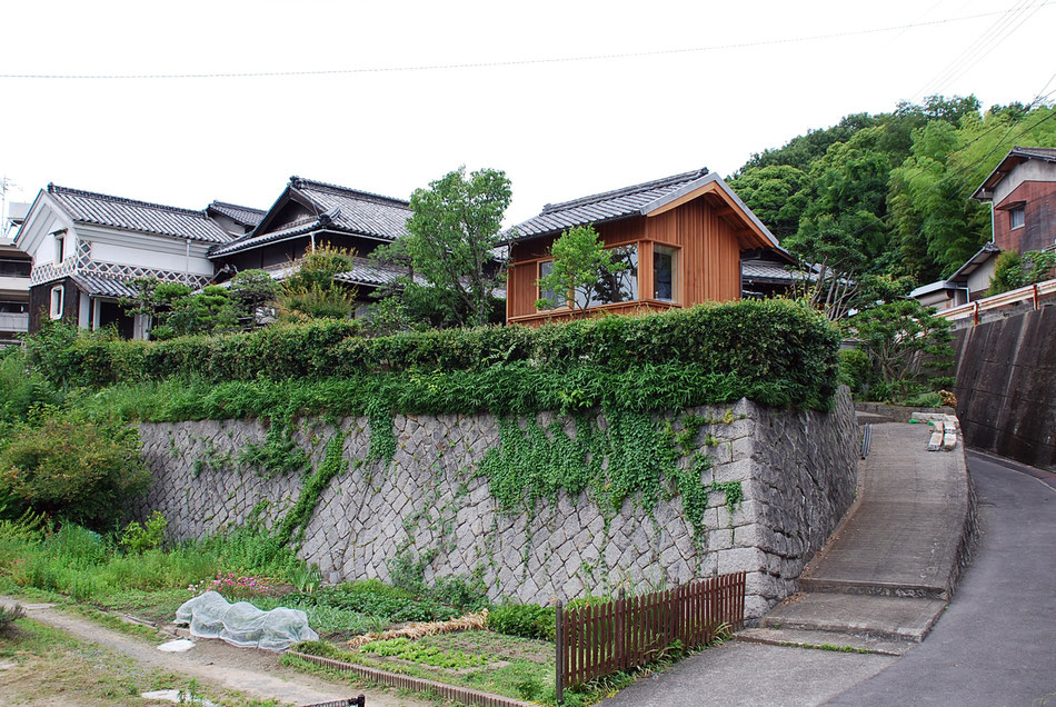 蔵と母屋の瓦屋根と連続した風景となる。