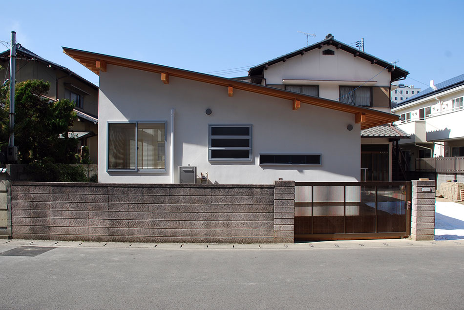 採光の目的と予算との兼ね合いによって、南側を高くした片流れ屋根を採用する。  