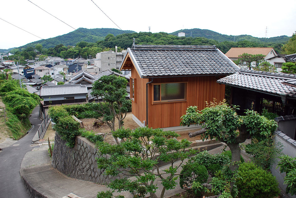 屋根瓦のけらば側押えは棒漆喰。