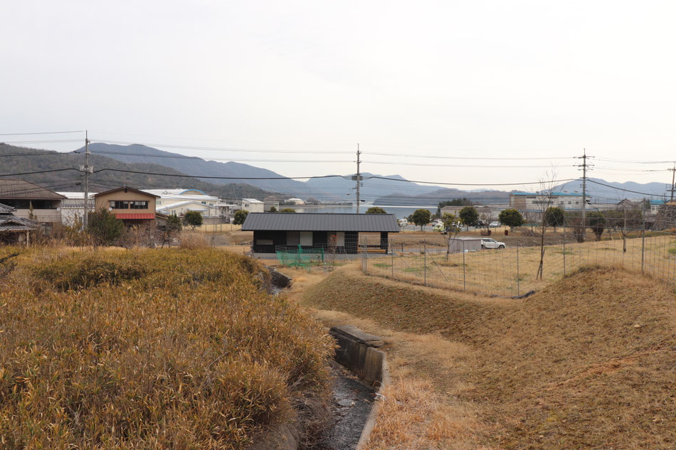 敷地は海と山に挟まれ、谷筋の小川が敷地横を流れる。住宅からは海と山を眺めることができ、山に沈む夕日が窓から見えるように建物の向きを設定した。
