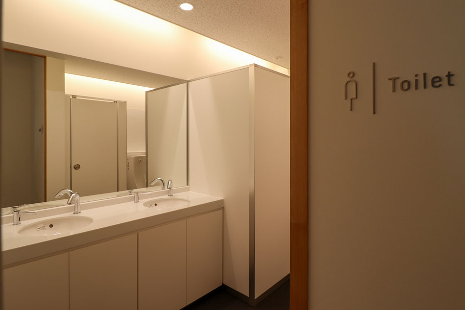 黒の床と白の壁のコントラストで、清潔感のあるトイレ空間。