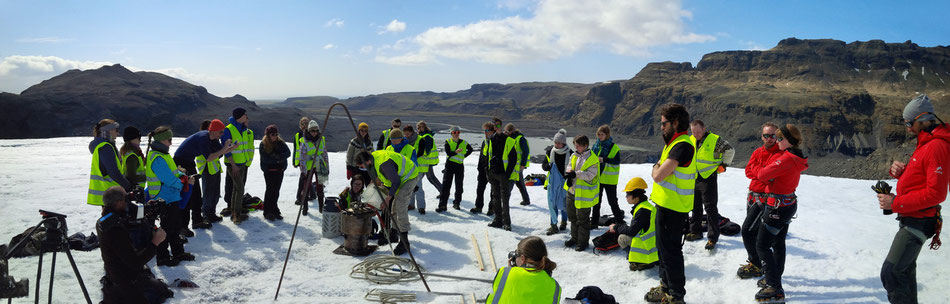 Instalation of the wire measurement to determine the glacier retreat during one year. // Bohrung und befestigung der Kabelmessung zur Bestimmung des Gletscherrückzuges innerhalb eines Jahres.