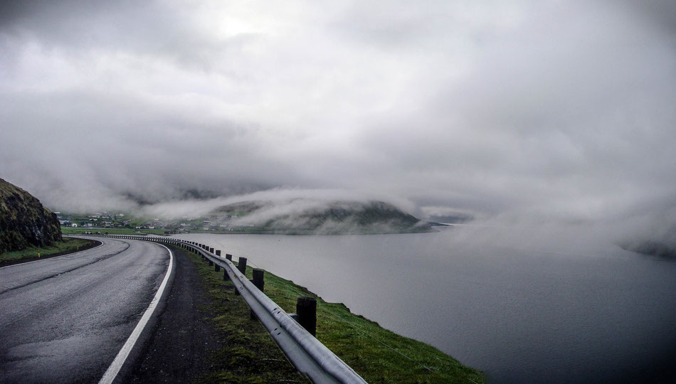 On the way to the north at the main island Streymoy of the Faroe Islands. // Auf dem Weg nach Norden auf der Hauptinsel Strymoy der Färöer Inseln.