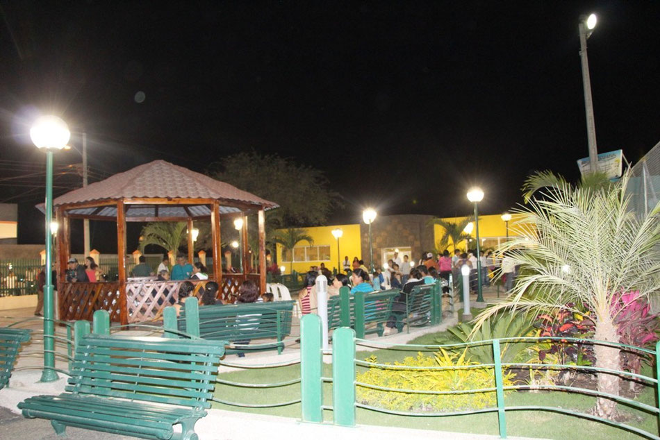 Vista nocturna del nuevo Parque Jesús de Nazareth en el Barrio del mismo nombre, en Manta, Ecuador.
