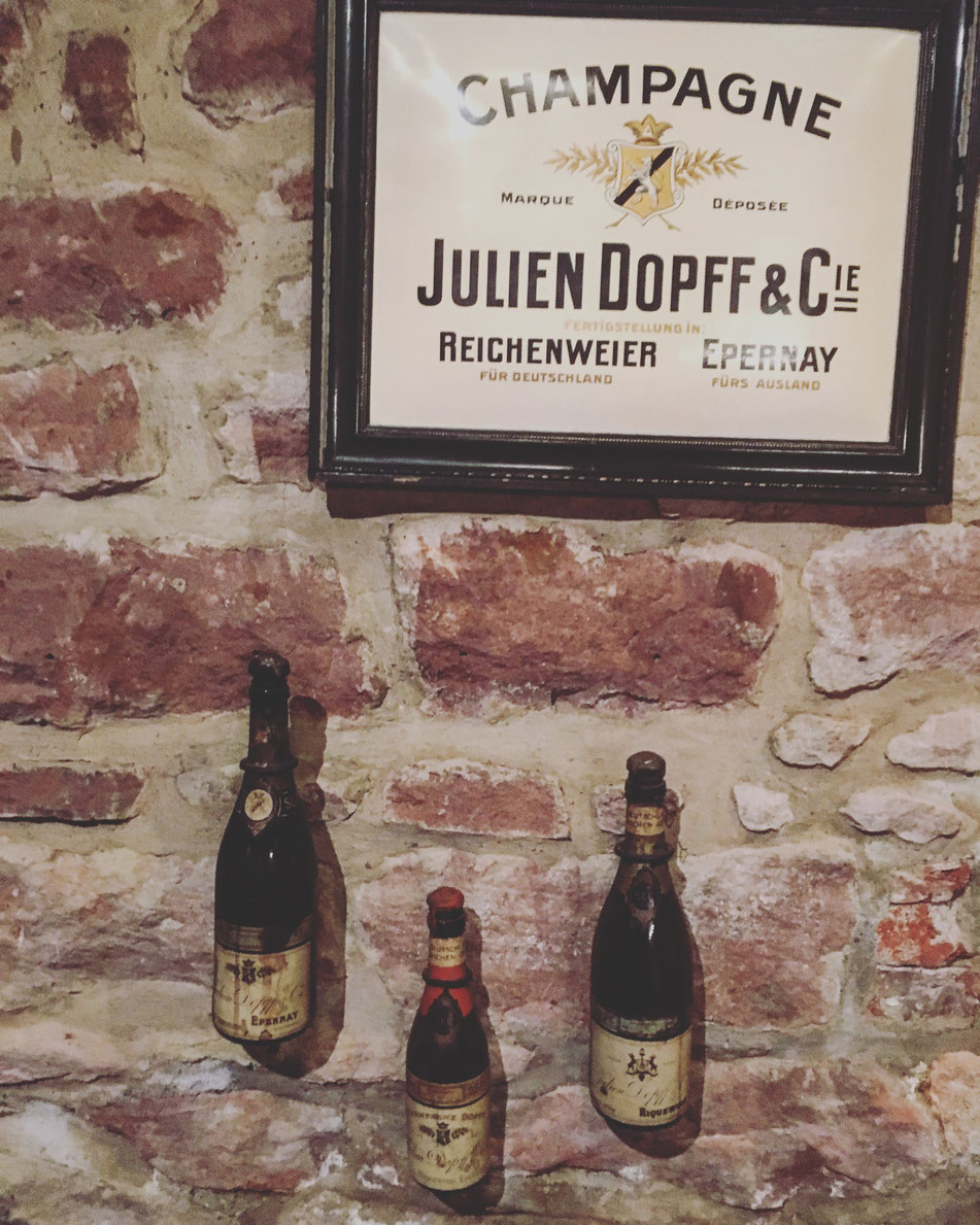 C'est en visitant l'Exposition Universelle de Paris en 1900 et en assistant à une démonstration de dégorgement que Julien Dopff (1883-1972) a l’idée de lui-aussi commercialiser le "Champagner Dopff".