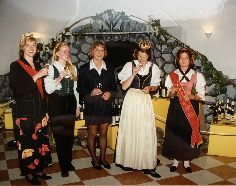 J'ai eu l'honneur de représenter l'Alsace et ses Gewurztraminer à Tramin en 1996, en compagnie des Reines des vins d'Autriche et d'Allemagne.